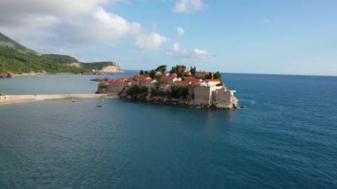 Karadağ 'daki Sveti Stefan tatil beldesi, 4K' lık İHA videosunun etrafındaki şaşırtıcı hava manzarası. Karadağ 'ın küçük eski Sveti Stefan kenti ve tatil beldesi.