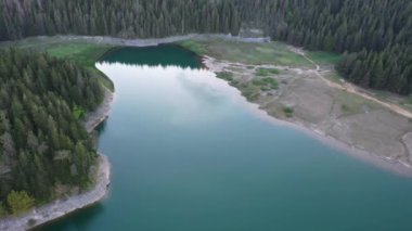 Karadağ 'ın Durmitor Ulusal Parkı' ndaki Kara Göl 'ün havadan görünüşü. Zabljak 'taki Crno Jezero Gölü Monenegro' nun cazibesidir. Güneşli yaz günü