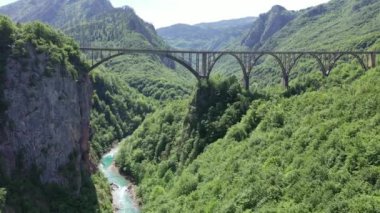 Kuzey Karadağ 'daki Tara Nehri üzerindeki Curdjevica kemer köprüsünün hava manzarası