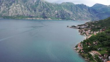 Karadağ 'ın Kotor Körfezi' nin havadan görünüşü. Deniz kıyısından uçuyoruz.