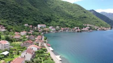 Karadağ 'ın Kotor Körfezi' nin havadan görünüşü. Deniz kıyısından uçuyoruz.