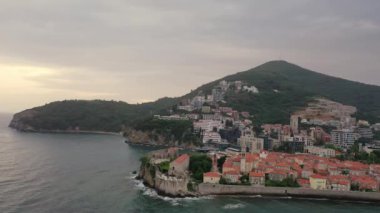 Kırmızı çatıları ve kilise çan kuleleri olan eski ortaçağ taştan evleri. Budva, Karadağ 'ın turizm merkezi ve bir yaz tatili beldesi. Karadağ 'da hava aracı şehir manzarası