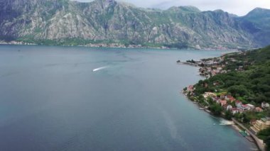 Karadağ 'ın Kotor Körfezi' nin havadan görünüşü. Deniz kıyısından uçuyoruz.