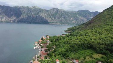 Karadağ 'ın Kotor Körfezi' nin havadan görünüşü. Deniz kıyısından uçuyoruz.