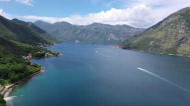 Karadağ 'ın Kotor Körfezi' nin havadan görünüşü. Deniz kıyısından uçuyoruz.