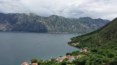 Karadağ 'ın Kotor Körfezi' nin havadan görünüşü. Deniz kıyısından uçuyoruz.
