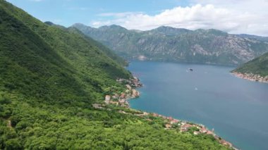 Karadağ 'ın Kotor Körfezi' nin havadan görünüşü. Deniz kıyısından uçuyoruz.
