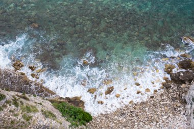 Deniz dalgalarının hava manzarası ve muhteşem Rocky sahili, Karadağ. 