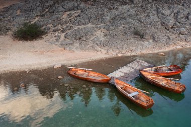 Kuzey Karadağ 'daki Kara Göl veya Crno Jezero manzarası. Avrupa 'nın Zabljak kenti yakınlarındaki Durmitor milli parkında, Kara Göl' ün yakınındaki tahta iskeleye yakın turistik tekneler. Yüksek kalite fotoğraf