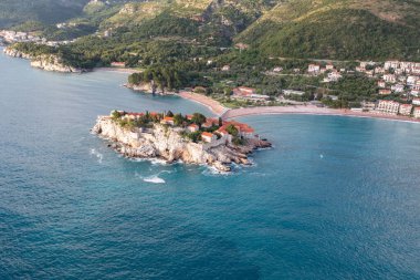 Karadağ 'daki Sveti Stefan tatil adasının etrafındaki muhteşem hava manzarası. Karadağ 'ın küçük eski Sveti Stefan kenti ve tatil beldesi.