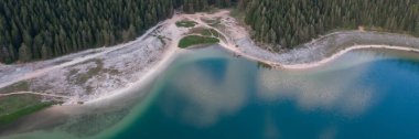 Karadağ 'ın Durmitor Ulusal Parkı' ndaki Kara Göl 'ün havadan görünüşü. Zabljak 'taki Crno Jezero Gölü Monenegro' nun cazibesidir. Güneşli yaz günü