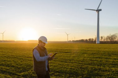 Rüzgar türbin enerji üretimi üzerinde kontrol işadamı. 