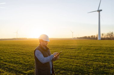 Rüzgar türbin enerji üretimi üzerinde kontrol işadamı. 