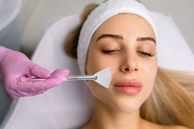 Retinol Serumu ile Kimyasal Kabuk Yüzü Tedavisi