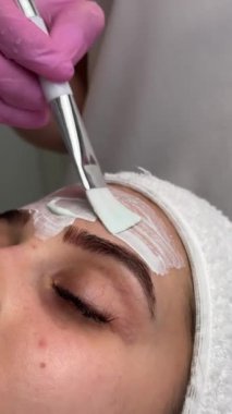 Kaplıcada krem ile yüz gençleştirme tedavisi. 