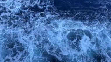 Denizde ve dağlarda bir motorlu teknenin yanından bak..