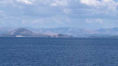 Korfu Gouvia 'nın pitoresk körfezinin görüntüsü.