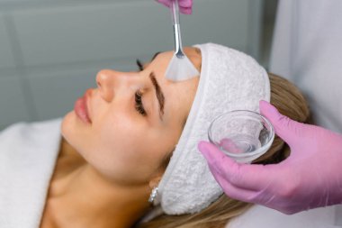 Retinol Serumu ile Kimyasal Kabuk Yüzü Tedavisi