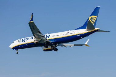 Korfu, Yunanistan 15 Mayıs 2024 RYANAIR BOEING 737. Ryanair Ltd. Uçak KirKira havaalanına iniyor..