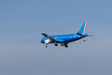 Korfu, Yunanistan - 12 Nisan 2024: ITA Airways Airbus A321neo KirKira havaalanına vardı. 