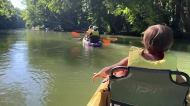 Aile nehirde kayak yapıyor.. 