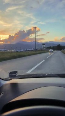 Araba Karadağ 'da güzel bir manzara dağ yolu boyunca ilerliyor. Birinci şahıs görüşü. POV bakış açısına göre bir sürücü, dağlara doğru boş ve pitoresk bir yolda gidiyor.