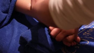 Kaplıca salonunda çıplak ayaklarına masaj yapan bir kadın. Tatil köyünün kaplıcasında ayak masajı ve yağ. Rahatla cilt sağlığı