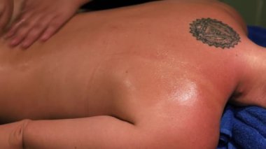 Kadın terapist, genç bir kadının boynuna ve omuzlarına masaj yapıyor. Rahatlatıcı masaj. Terapi masajı. Spa tedavileri
