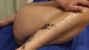 Yetenekli bir kadın terapistin profesyonel ayak masajı. Terapi dokunuşu genç bir adamın ayaklarını rahatlatır ve rahatlatır. Dikey görüntüler