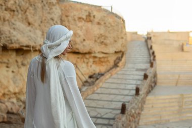 Gün batımında Mısır 'da Arap elbiseli güzel bir kadının portresi.