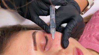 Mezoterapi, biyolojik evrim ve kozmetik konsepti. Güzellik salonunda mezoterapi prosedürüyle yüzleş. Güzellik uzmanı kadın derisine iğne yapıyor.. 