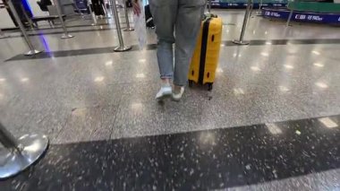 Kadın, havaalanı yürüyüşü, ayaklı bavul ve bavul tatile ve yakın çekim seyahatine çıkıyor. Yolculuk, uçuş ve kadın ayakkabıları seyahat çantasıyla ve yolcu terminalinde yolculuk. 