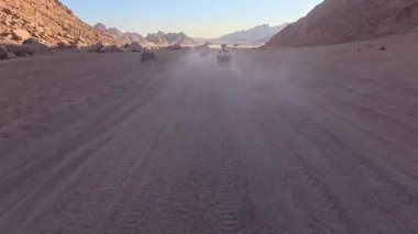 Mısır 'ın Sharm el Sheikh yakınlarındaki çölde bisiklet sürmek. ATVSand ve Sand Borkhan' daki çöl off-road maceraları. Kaya ve gün batımı. Dörtlü Bisiklet Seyahati. İnsanlarla Gezinti. 