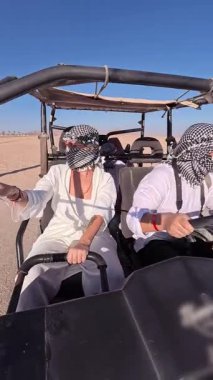 Off-road araçları ve toz toprak yolu ile Mısır aktivitesi. ATV 'de araba kullanan turistler, Sahra Çölü' ndeki avlular. Yüksek kalite 4k görüntü