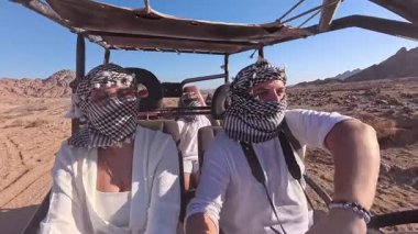 Off-road araçları ve toz toprak yolu ile Mısır aktivitesi. ATV 'de araba kullanan turistler, Sahra Çölü' ndeki avlular. Yüksek kalite 4k görüntü