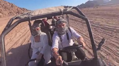 Off-road araçları ve toz toprak yolu ile Mısır aktivitesi. ATV 'de araba kullanan turistler, Sahra Çölü' ndeki avlular. Yüksek kalite 4k görüntü