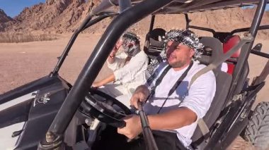 Off-road araçları ve toz toprak yolu ile Mısır aktivitesi. ATV 'de araba kullanan turistler, Sahra Çölü' ndeki avlular. Yüksek kalite 4k görüntü