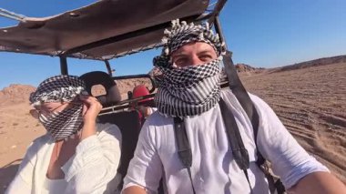 Off-road araçları ve toz toprak yolu ile Mısır aktivitesi. ATV 'de araba kullanan turistler, Sahra Çölü' ndeki avlular. Yüksek kalite 4k görüntü