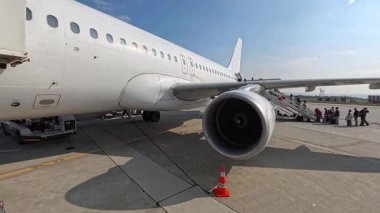 Park halindeki terminallerde uçakların yan görüş boyutlarını gösteren ağır, işaretsiz şirket özel jeti. Yüksek kalite 4k görüntü