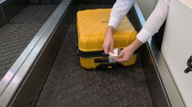 Güneşin doğuşuna ya da batışına karşı turist çantalarıyla bagaj taşıma bandı. İnsan yok. Seyahat konsepti başlıyor. Yüksek kalite 4k görüntü
