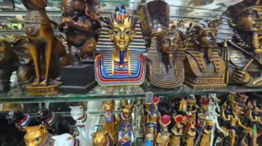 Mısır 'ın Sharm El Sheikh kentindeki hediyelik eşya dükkanında. Yüksek kalite 4k görüntü