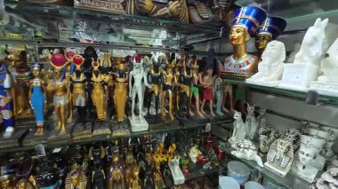 Mısır 'ın Sharm El Sheikh kentindeki hediyelik eşya dükkanında. Yüksek kalite 4k görüntü