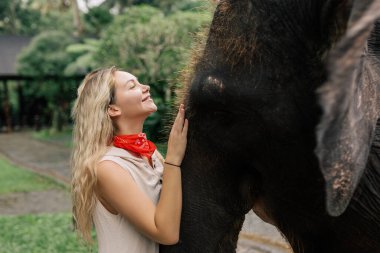 Gülümseyen filli güzel kız, fil köyü, bali. 