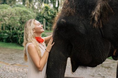 Gülümseyen filli güzel kız, fil köyü, bali. 
