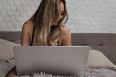 Güzel, genç bir kız web kamerası çekiyor, model olarak çalışıyor. İnternette flört etme, internette seks.. 