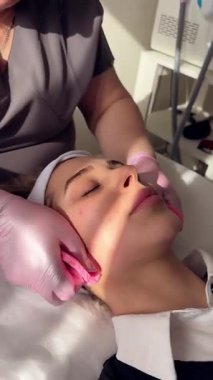 Kaplıcada kremalı yüz gençleştirme tedavisi. Yüksek kalite 4k görüntü