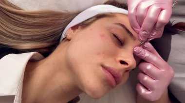 Ultrason fırçasıyla yüz temizleme. Kadın ultrasonda yüz soyma ve temizleme ameliyatı oluyor. Kozmetoloji ve yüz bakımı. Yüz bakımı. Yüksek kalite 4k görüntü