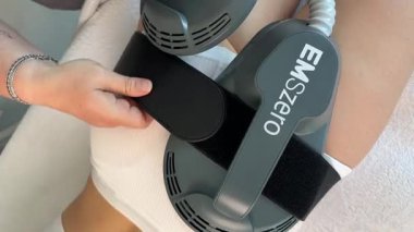 061325. ISTANBUL, TURKEY - 22 Mayıs 2024: Kadınlar yağ yakmak, kas yapmak ve selüloit çıkarmak için kalçalarında tedavi görüyor. Profesyonel güzellik salonu. Yüksek kalite fotoğraf