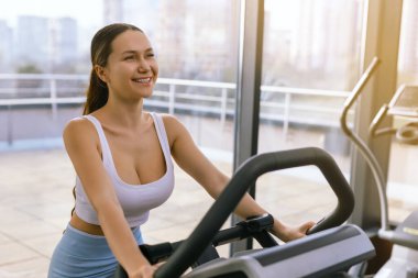 Çekici kız spor salonunda ya da spor salonunda egzersiz yapıyor, seçici odaklanma - sağlık ve fitness konsepti. 