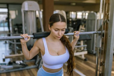 Genç bir atletik kız spor malzemelerini kullanarak egzersiz yapıyor.